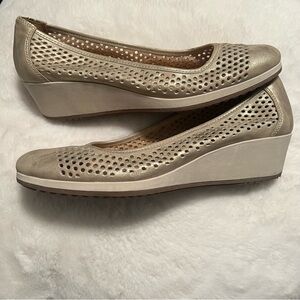NATURALIZER•GOLD Brandi Perforated N5 Sport Wedge Shoe